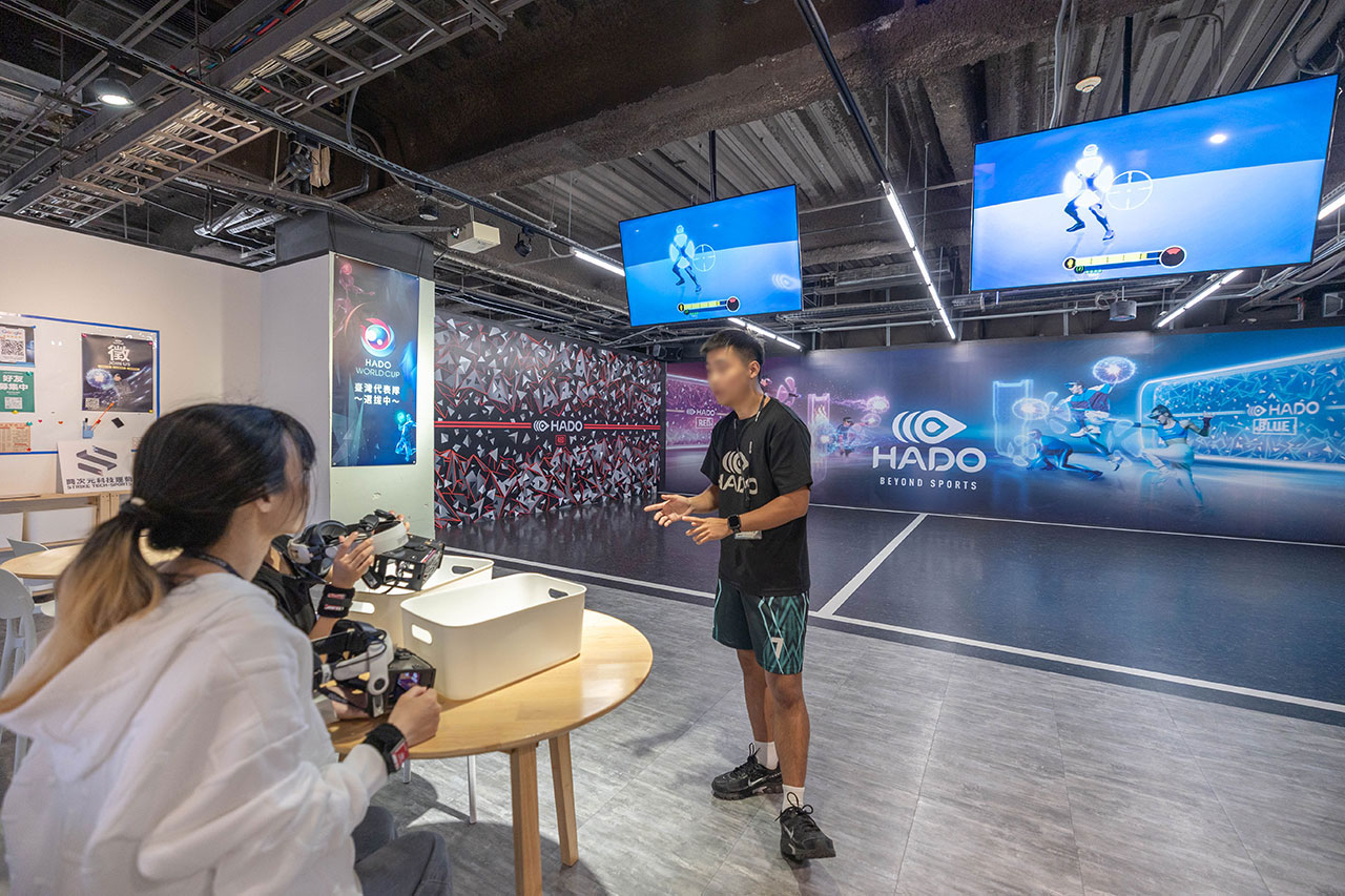 【2026台中景點】鬪次元科技運動：HADO AR電子躲避球挑戰最強台中室內聚會團建運動！好鬪格子超好玩反應力+智力的雙重考驗，台中西區景點推薦 11