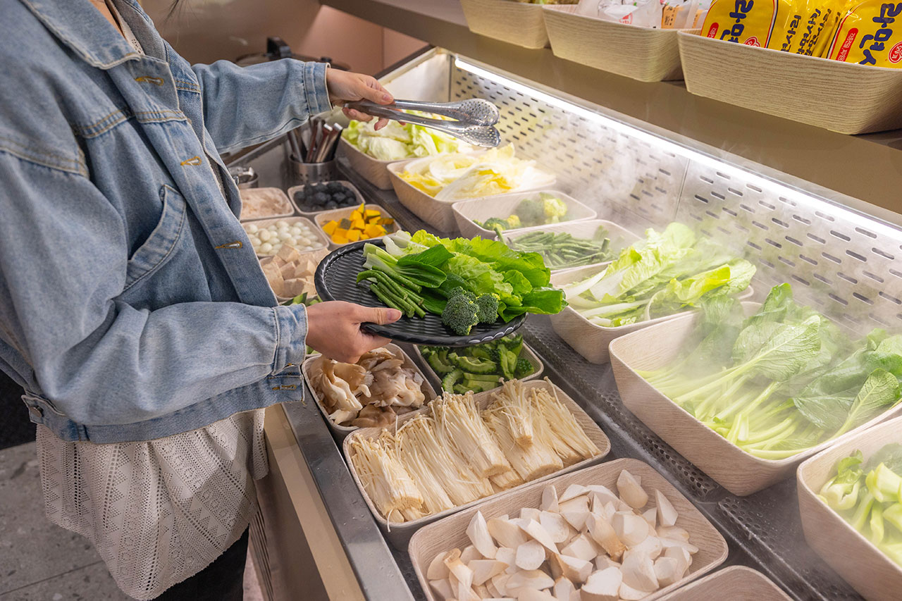 桔日鍋物 彰化員林4.9 分神級吃到飽火鍋！爆量肉片海陸饗宴60樣小菜自助吧隨你吃，超特色湯底滑嫩蒸蛋鍋，2026員林美食推薦 23