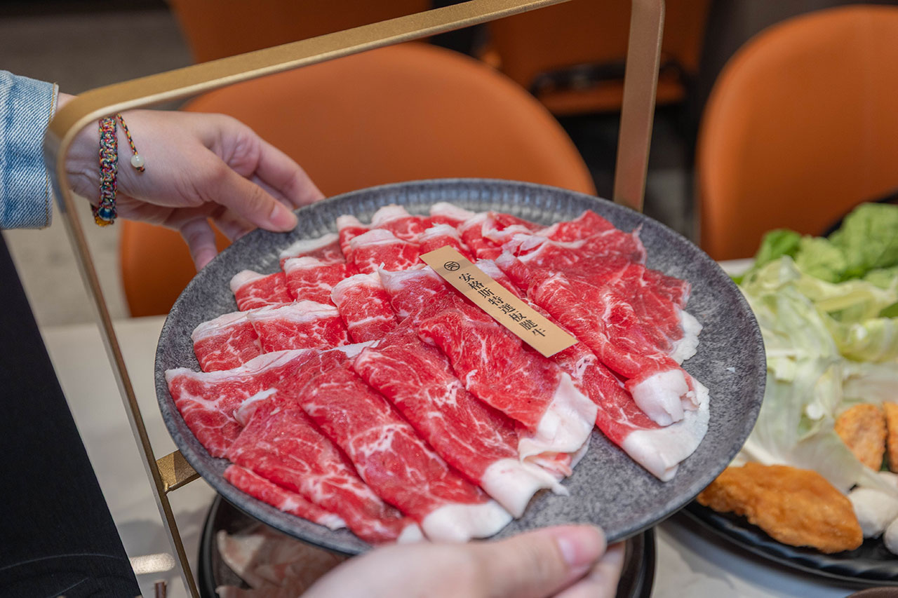 桔日鍋物 彰化員林4.9 分神級吃到飽火鍋！爆量肉片海陸饗宴60樣小菜自助吧隨你吃，超特色湯底滑嫩蒸蛋鍋，2026員林美食推薦 59