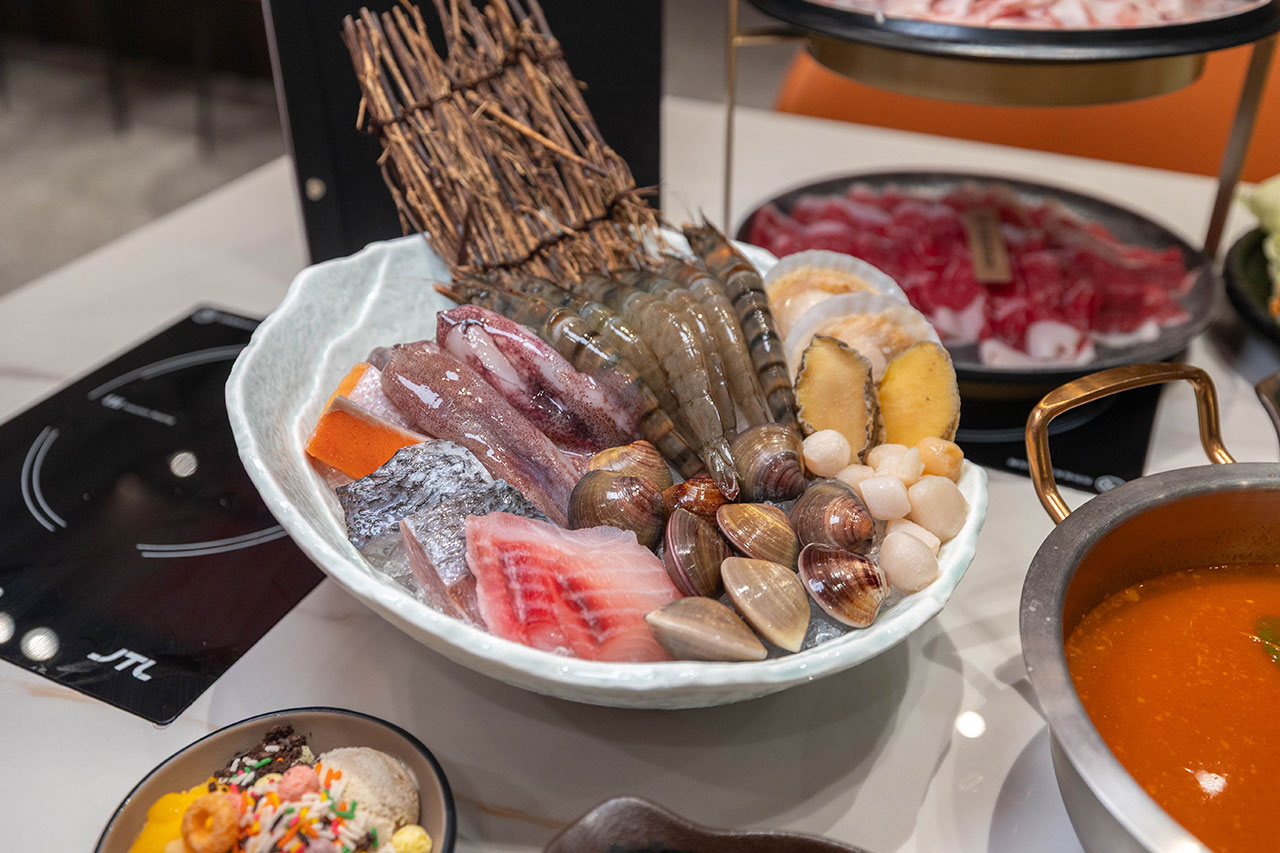 桔日鍋物 彰化員林4.9 分神級吃到飽火鍋！爆量肉片海陸饗宴60樣小菜自助吧隨你吃，超特色湯底滑嫩蒸蛋鍋，2026員林美食推薦 73