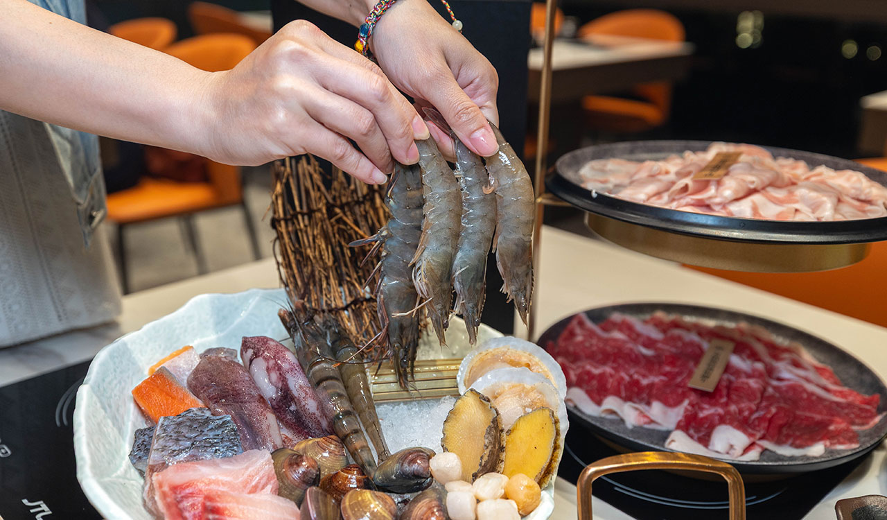 桔日鍋物 彰化員林4.9 分神級吃到飽火鍋！爆量肉片海陸饗宴60樣小菜自助吧隨你吃，超特色湯底滑嫩蒸蛋鍋，2026員林美食推薦 75
