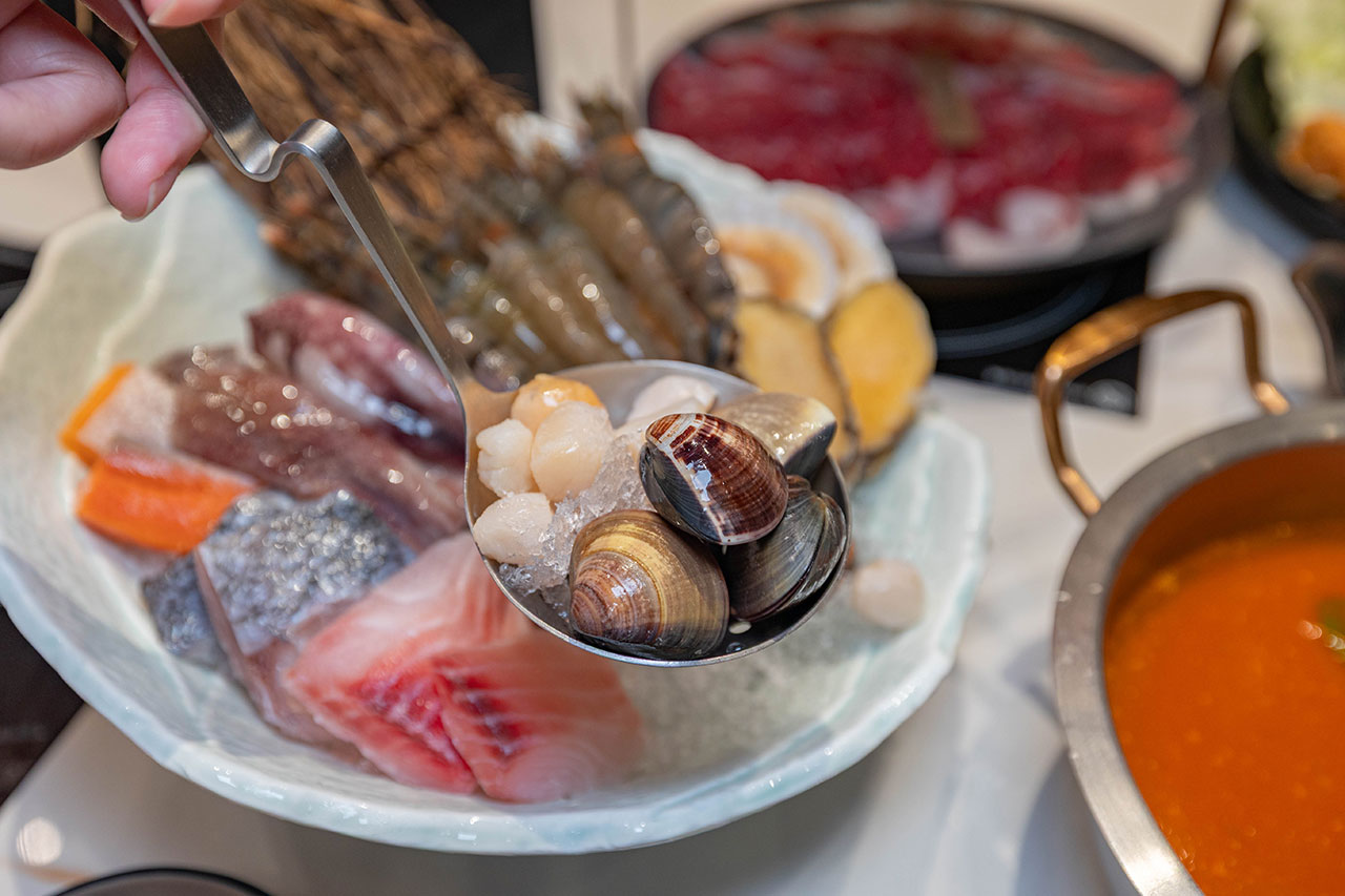 桔日鍋物 彰化員林4.9 分神級吃到飽火鍋！爆量肉片海陸饗宴60樣小菜自助吧隨你吃，超特色湯底滑嫩蒸蛋鍋，2026員林美食推薦 79