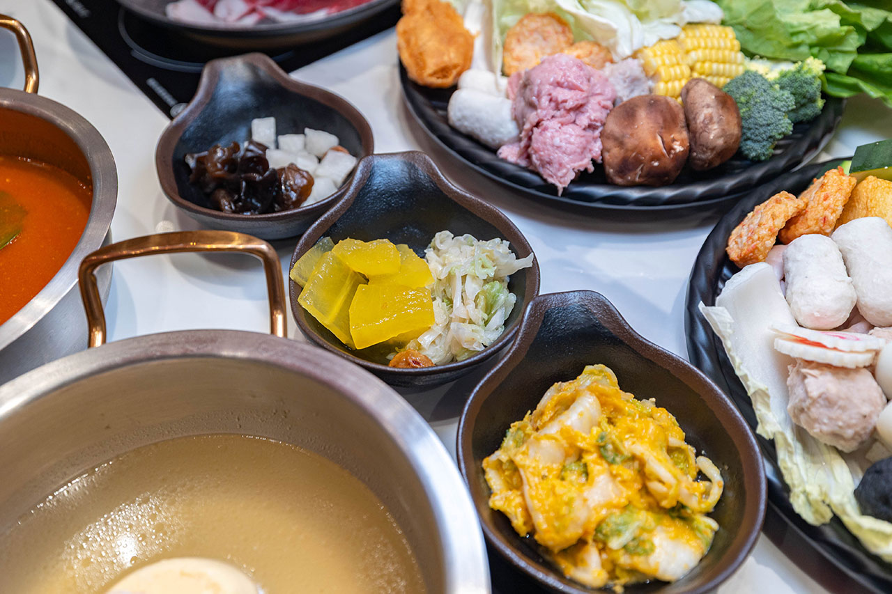 桔日鍋物 彰化員林4.9 分神級吃到飽火鍋！爆量肉片海陸饗宴60樣小菜自助吧隨你吃，超特色湯底滑嫩蒸蛋鍋，2026員林美食推薦 35
