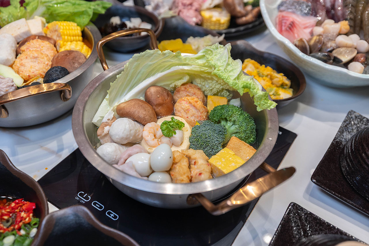 桔日鍋物 彰化員林4.9 分神級吃到飽火鍋！爆量肉片海陸饗宴60樣小菜自助吧隨你吃，超特色湯底滑嫩蒸蛋鍋，2026員林美食推薦 55
