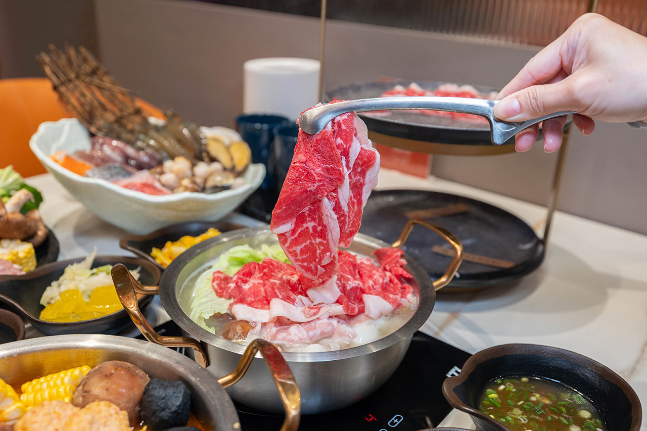 桔日鍋物 彰化員林4.9 分神級吃到飽火鍋！爆量肉片海陸饗宴60樣小菜自助吧隨你吃，超特色湯底滑嫩蒸蛋鍋，2026員林美食推薦 63