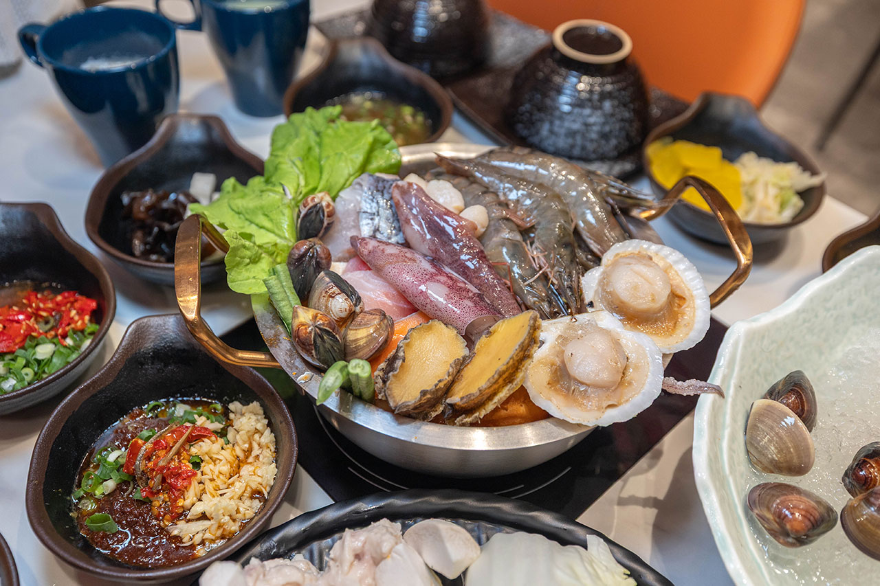 桔日鍋物 彰化員林4.9 分神級吃到飽火鍋！爆量肉片海陸饗宴60樣小菜自助吧隨你吃，超特色湯底滑嫩蒸蛋鍋，2026員林美食推薦 81