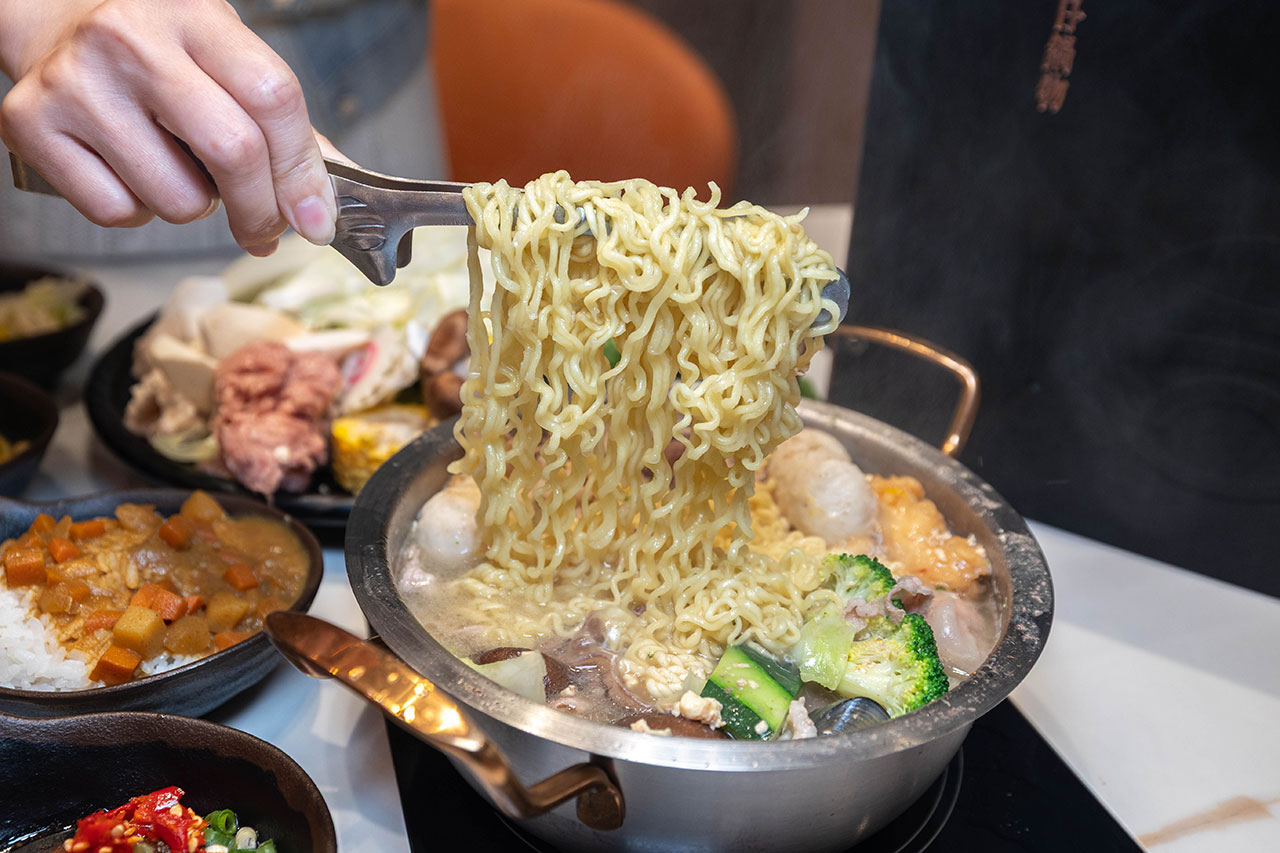 桔日鍋物 彰化員林4.9 分神級吃到飽火鍋！爆量肉片海陸饗宴60樣小菜自助吧隨你吃，超特色湯底滑嫩蒸蛋鍋，2026員林美食推薦 43