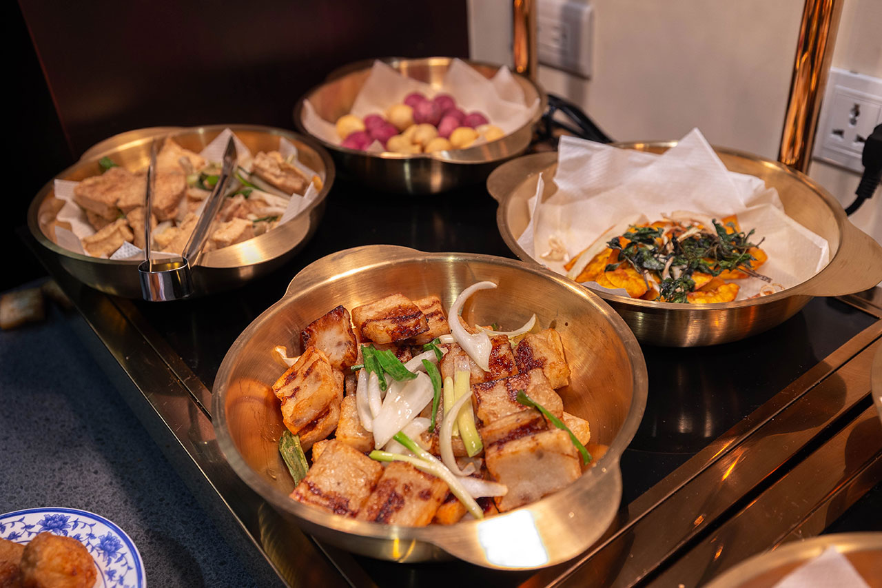 真涮吃到飽火鍋 竹南店，必吃苗栗美食吃到飽！399起牛豬雞羊8種肉品無限吃到飽，還有多種蔬食吧飲料等你吃，2026苗栗竹南美食推薦 23