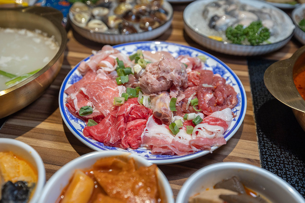 真涮吃到飽火鍋 竹南店，必吃苗栗美食吃到飽！399起牛豬雞羊8種肉品無限吃到飽，還有多種蔬食吧飲料等你吃，2026苗栗竹南美食推薦 53