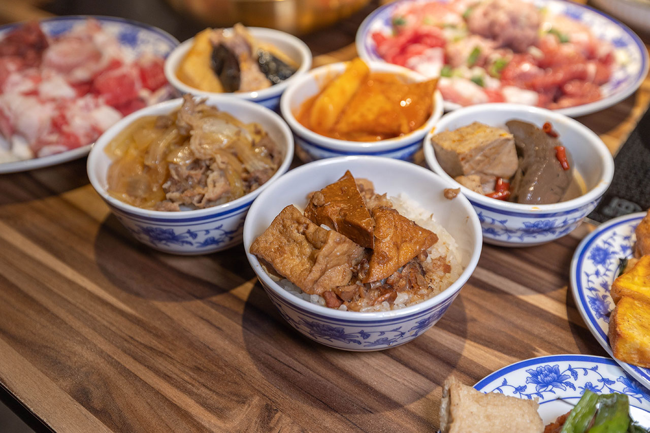 真涮吃到飽火鍋 竹南店，必吃苗栗美食吃到飽！399起牛豬雞羊8種肉品無限吃到飽，還有多種蔬食吧飲料等你吃，2026苗栗竹南美食推薦 27