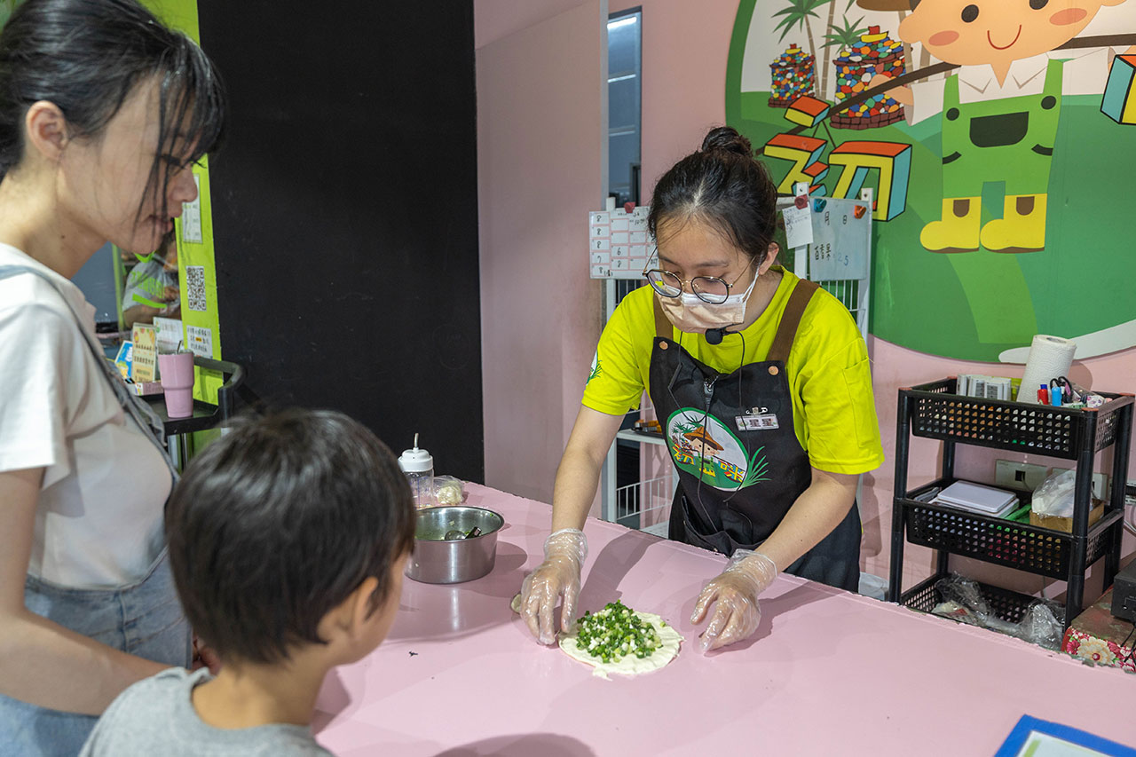 初咪體驗農場 宜蘭自由行必訪景點!超美自然田園風光,親子放電超美蔥田,下田拔蔥DIY三星鄉蔥油餅、泥鰍池,2026宜蘭親子農場 205 初咪體驗農場 宜蘭自由行必訪景點!超美自然田園風光,親子放電超美蔥田,下田拔蔥DIY三星鄉蔥油餅、泥鰍池,2026宜蘭親子農場 204