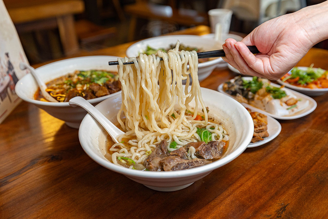 脂硯齋牛肉麵 桃園超好吃隱藏版牛肉麵!每日4小時慢火牛肉精燉,大塊牛超濃郁湯頭一吃上癮的桃園小吃,2026桃園大園美食推薦 30 脂硯齋牛肉麵 桃園超好吃隱藏版牛肉麵!每日4小時慢火牛肉精燉,大塊牛超濃郁湯頭一吃上癮的桃園小吃,2026桃園大園美食推薦 29