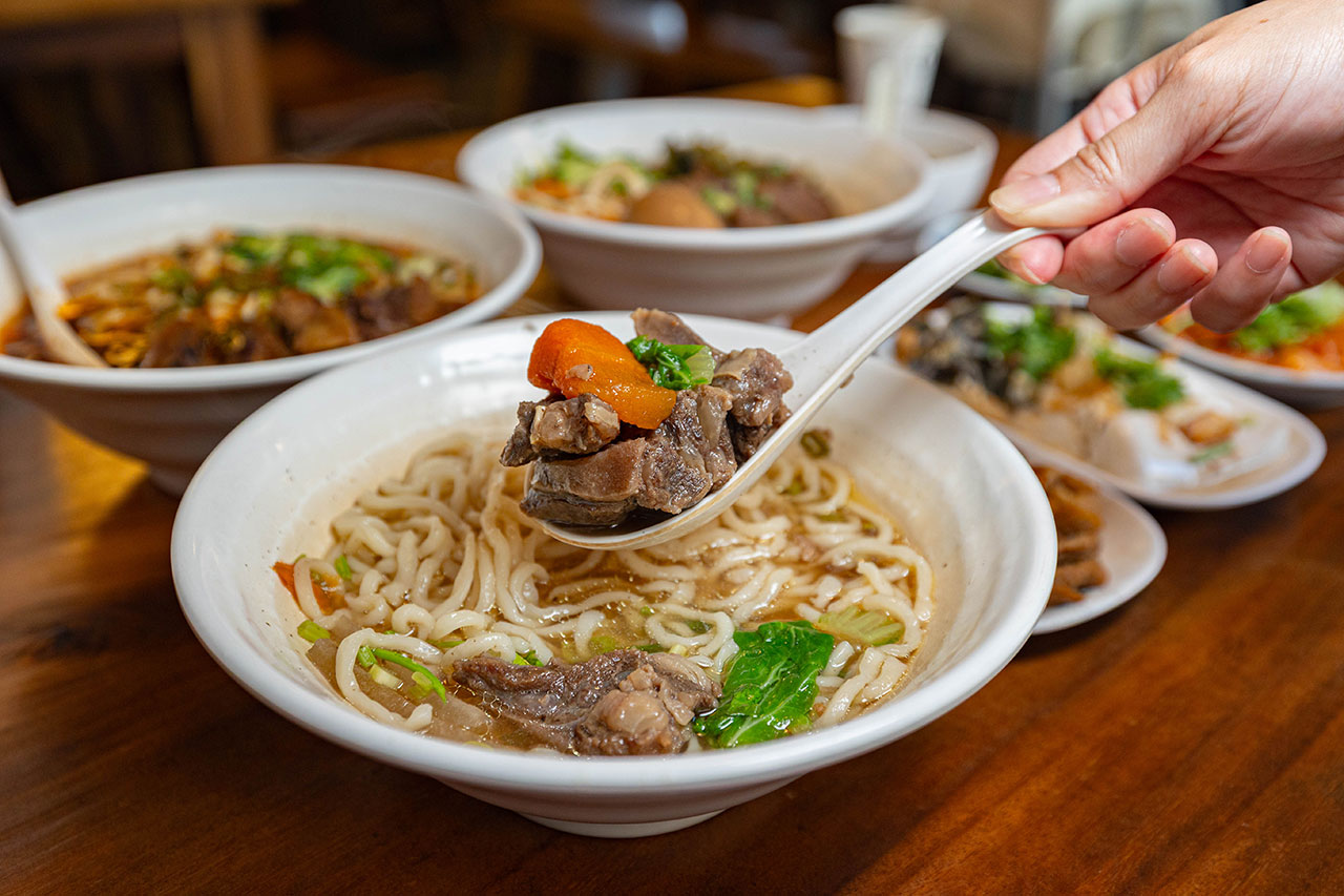 脂硯齋牛肉麵 桃園超好吃隱藏版牛肉麵！每日4小時慢火牛肉精燉，大塊牛超濃郁湯頭一吃上癮的桃園小吃，2026桃園大園美食推薦 33
