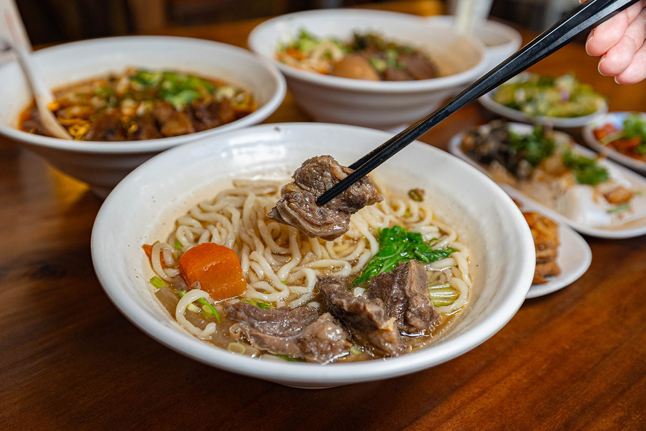 脂硯齋牛肉麵 桃園超好吃隱藏版牛肉麵!每日4小時慢火牛肉精燉,大塊牛超濃郁湯頭一吃上癮的桃園小吃,2026桃園大園美食推薦 36 脂硯齋牛肉麵 桃園超好吃隱藏版牛肉麵!每日4小時慢火牛肉精燉,大塊牛超濃郁湯頭一吃上癮的桃園小吃,2026桃園大園美食推薦 35