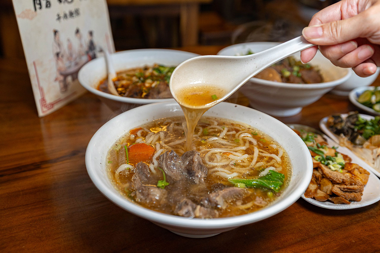 脂硯齋牛肉麵 桃園超好吃隱藏版牛肉麵！每日4小時慢火牛肉精燉，大塊牛超濃郁湯頭一吃上癮的桃園小吃，2026桃園大園美食推薦 31