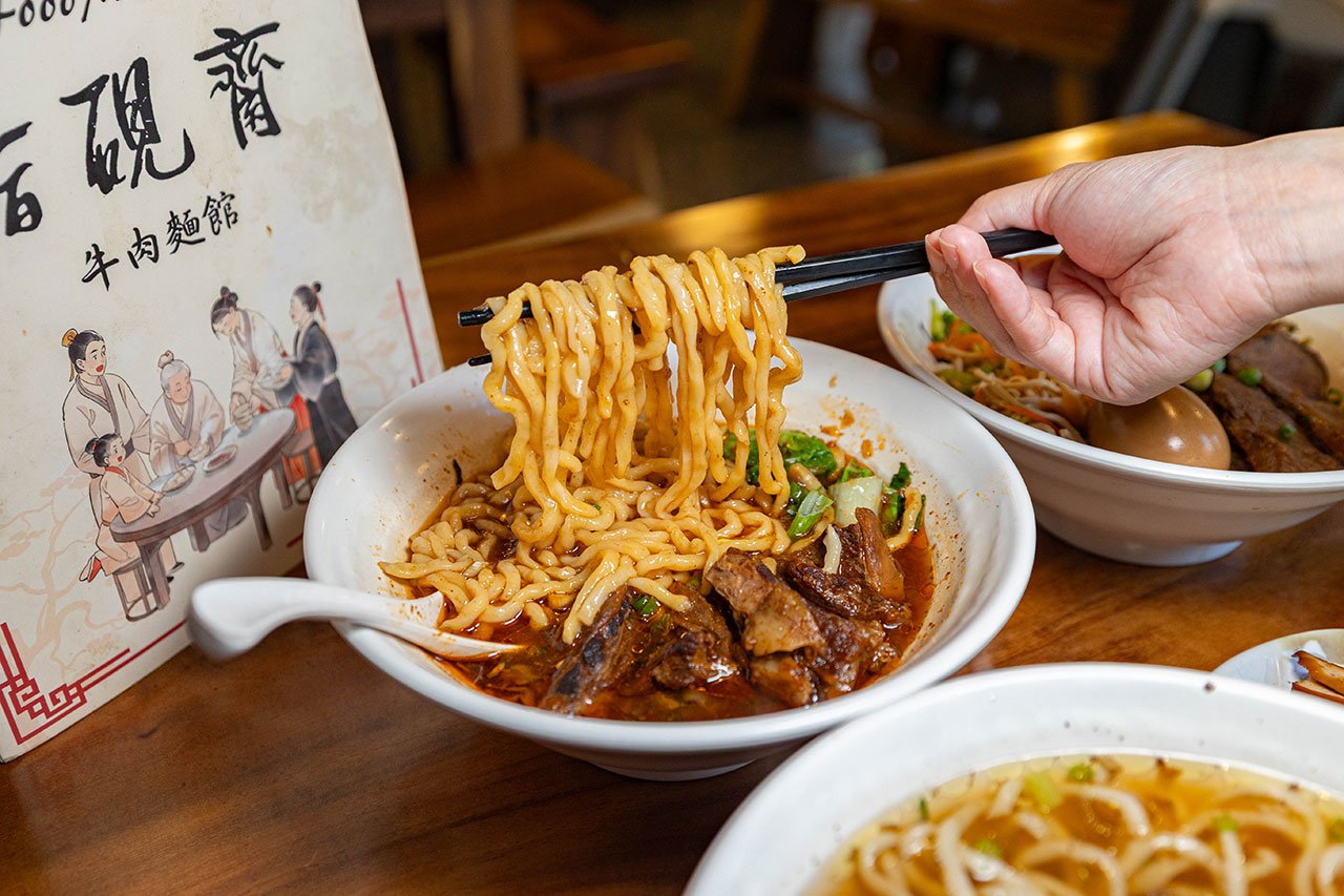 脂硯齋牛肉麵 桃園超好吃隱藏版牛肉麵!每日4小時慢火牛肉精燉,大塊牛超濃郁湯頭一吃上癮的桃園小吃,2026桃園大園美食推薦 22 脂硯齋牛肉麵 桃園超好吃隱藏版牛肉麵!每日4小時慢火牛肉精燉,大塊牛超濃郁湯頭一吃上癮的桃園小吃,2026桃園大園美食推薦 21