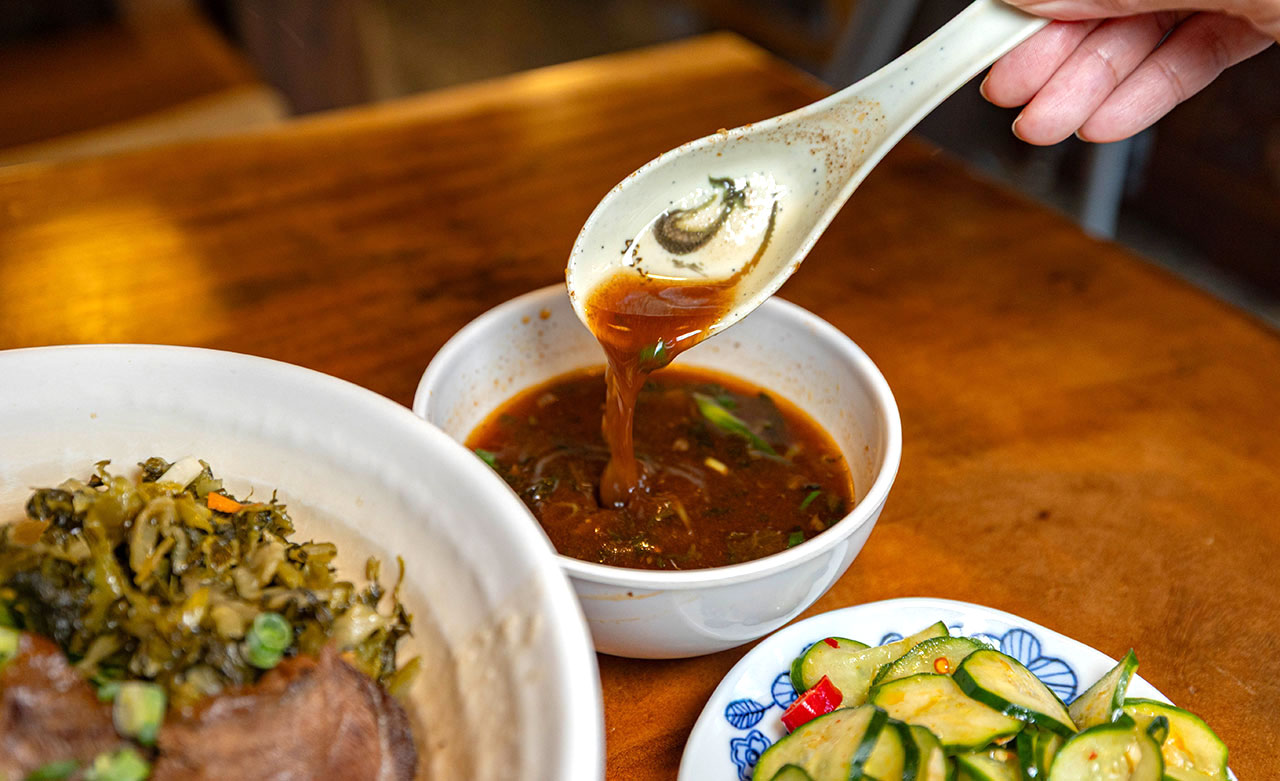 脂硯齋牛肉麵 桃園超好吃隱藏版牛肉麵!每日4小時慢火牛肉精燉,大塊牛超濃郁湯頭一吃上癮的桃園小吃,2026桃園大園美食推薦 20 脂硯齋牛肉麵 桃園超好吃隱藏版牛肉麵!每日4小時慢火牛肉精燉,大塊牛超濃郁湯頭一吃上癮的桃園小吃,2026桃園大園美食推薦 19