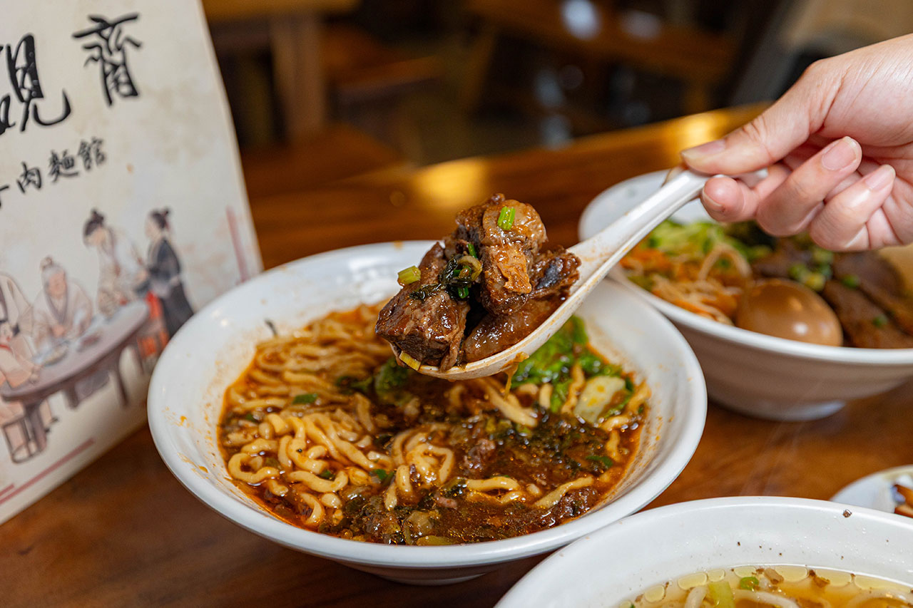 脂硯齋牛肉麵 桃園超好吃隱藏版牛肉麵!每日4小時慢火牛肉精燉,大塊牛超濃郁湯頭一吃上癮的桃園小吃,2026桃園大園美食推薦 26 脂硯齋牛肉麵 桃園超好吃隱藏版牛肉麵!每日4小時慢火牛肉精燉,大塊牛超濃郁湯頭一吃上癮的桃園小吃,2026桃園大園美食推薦 25