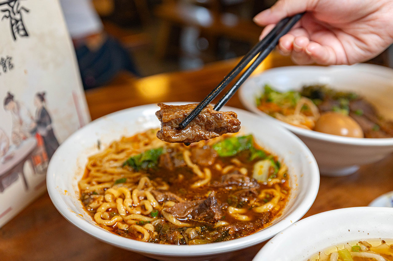 脂硯齋牛肉麵 桃園超好吃隱藏版牛肉麵!每日4小時慢火牛肉精燉,大塊牛超濃郁湯頭一吃上癮的桃園小吃,2026桃園大園美食推薦 28 脂硯齋牛肉麵 桃園超好吃隱藏版牛肉麵!每日4小時慢火牛肉精燉,大塊牛超濃郁湯頭一吃上癮的桃園小吃,2026桃園大園美食推薦 27