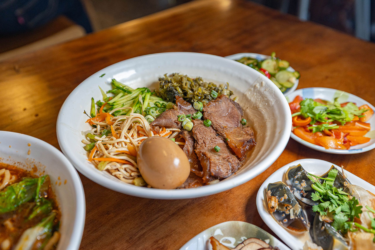 脂硯齋牛肉麵 桃園超好吃隱藏版牛肉麵!每日4小時慢火牛肉精燉,大塊牛超濃郁湯頭一吃上癮的桃園小吃,2026桃園大園美食推薦 38 脂硯齋牛肉麵 桃園超好吃隱藏版牛肉麵!每日4小時慢火牛肉精燉,大塊牛超濃郁湯頭一吃上癮的桃園小吃,2026桃園大園美食推薦 37