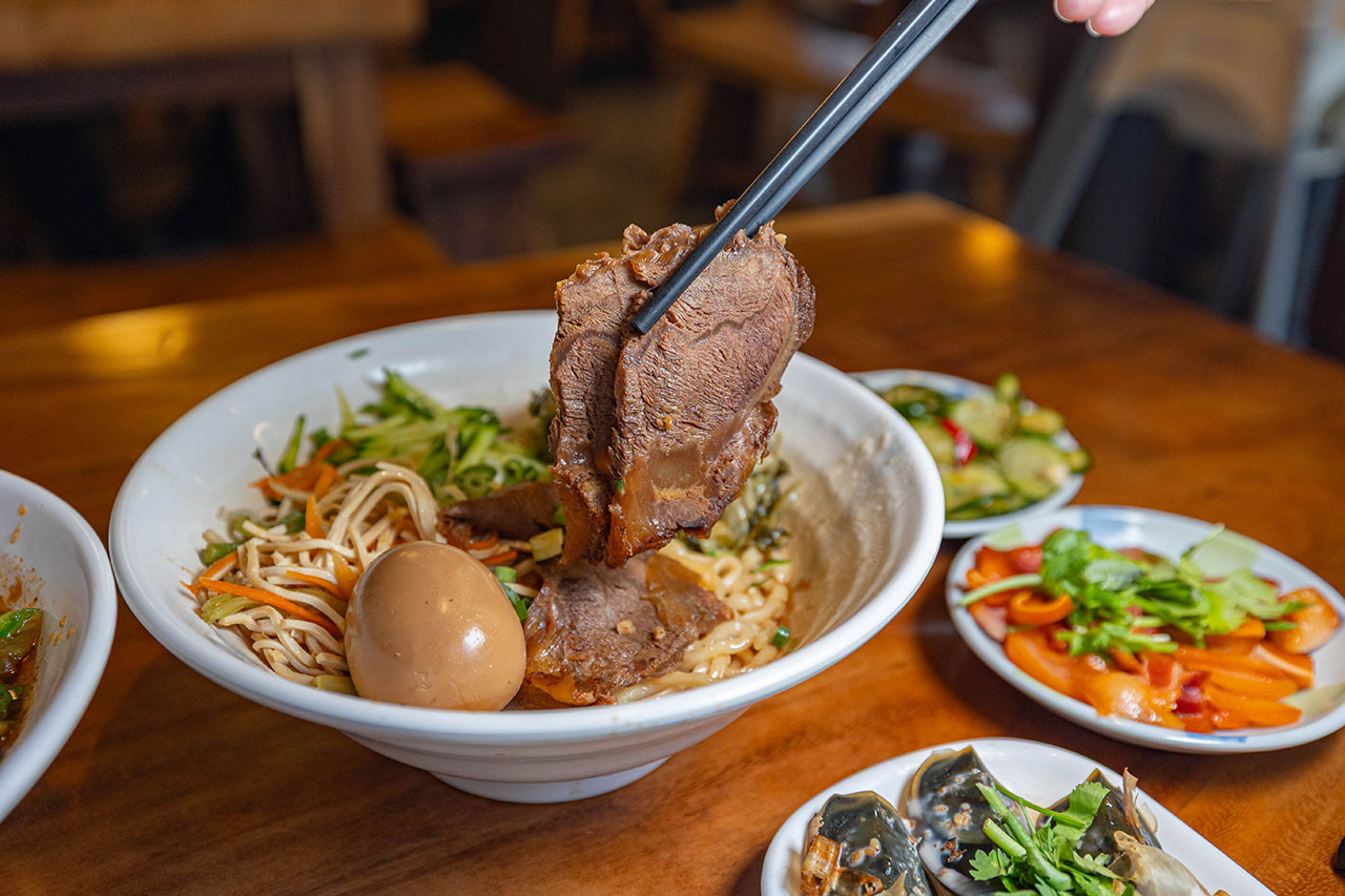 脂硯齋牛肉麵 桃園超好吃隱藏版牛肉麵!每日4小時慢火牛肉精燉,大塊牛超濃郁湯頭一吃上癮的桃園小吃,2026桃園大園美食推薦 44 脂硯齋牛肉麵 桃園超好吃隱藏版牛肉麵!每日4小時慢火牛肉精燉,大塊牛超濃郁湯頭一吃上癮的桃園小吃,2026桃園大園美食推薦 43
