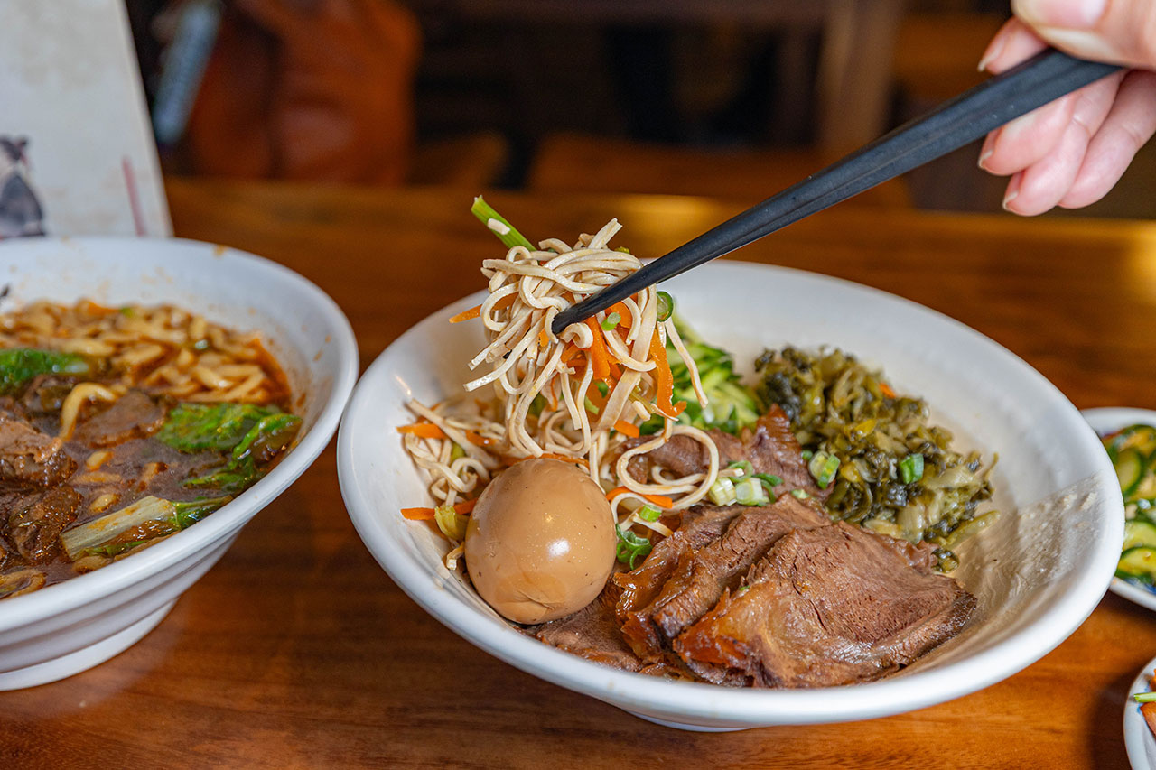 脂硯齋牛肉麵 桃園超好吃隱藏版牛肉麵!每日4小時慢火牛肉精燉,大塊牛超濃郁湯頭一吃上癮的桃園小吃,2026桃園大園美食推薦 42 脂硯齋牛肉麵 桃園超好吃隱藏版牛肉麵!每日4小時慢火牛肉精燉,大塊牛超濃郁湯頭一吃上癮的桃園小吃,2026桃園大園美食推薦 41