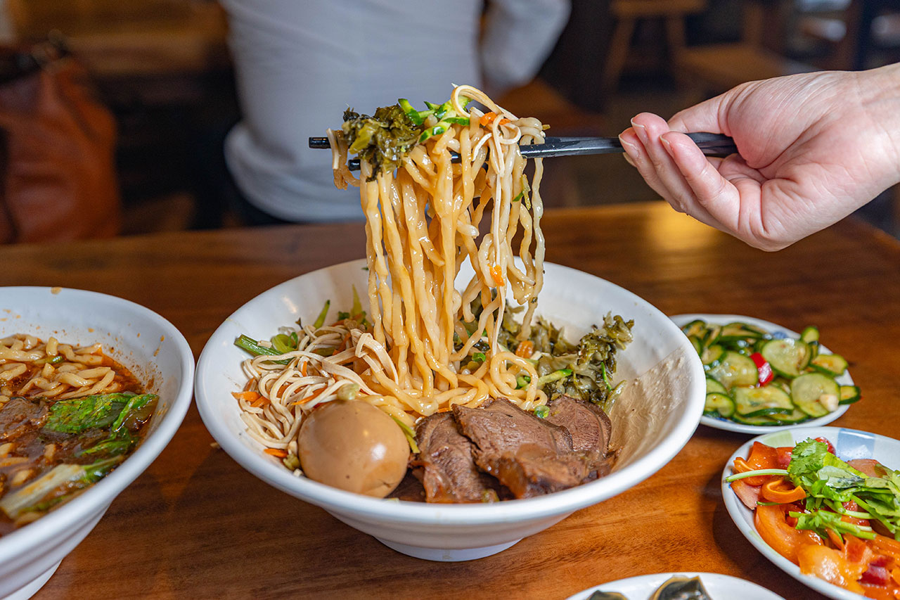 脂硯齋牛肉麵 桃園超好吃隱藏版牛肉麵！每日4小時慢火牛肉精燉，大塊牛超濃郁湯頭一吃上癮的桃園小吃，2026桃園大園美食推薦 39