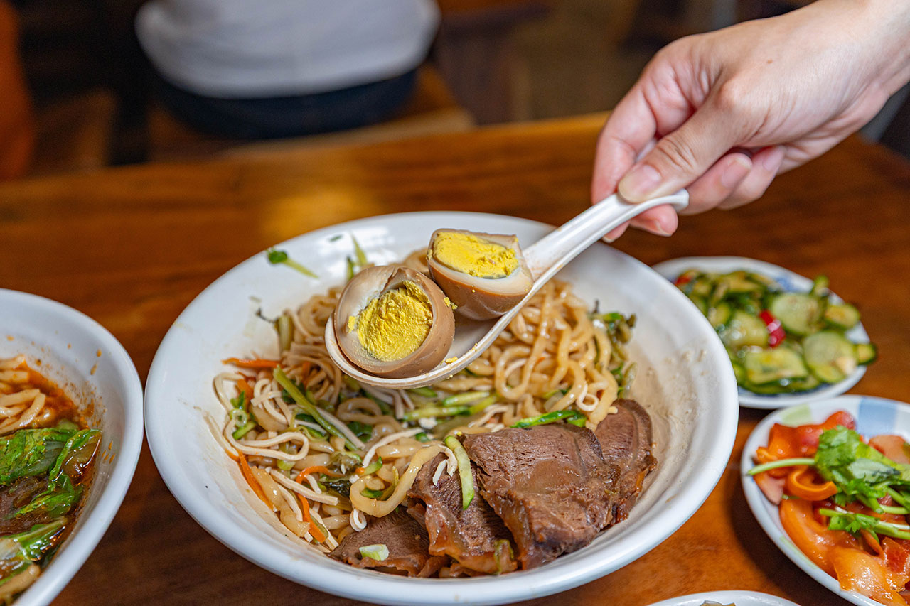脂硯齋牛肉麵 桃園超好吃隱藏版牛肉麵!每日4小時慢火牛肉精燉,大塊牛超濃郁湯頭一吃上癮的桃園小吃,2026桃園大園美食推薦 46 脂硯齋牛肉麵 桃園超好吃隱藏版牛肉麵!每日4小時慢火牛肉精燉,大塊牛超濃郁湯頭一吃上癮的桃園小吃,2026桃園大園美食推薦 45