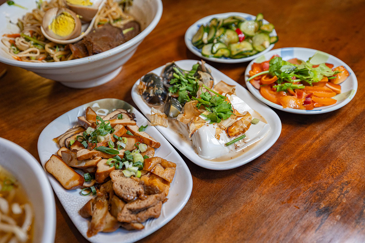 脂硯齋牛肉麵 桃園超好吃隱藏版牛肉麵!每日4小時慢火牛肉精燉,大塊牛超濃郁湯頭一吃上癮的桃園小吃,2026桃園大園美食推薦 50 脂硯齋牛肉麵 桃園超好吃隱藏版牛肉麵!每日4小時慢火牛肉精燉,大塊牛超濃郁湯頭一吃上癮的桃園小吃,2026桃園大園美食推薦 49
