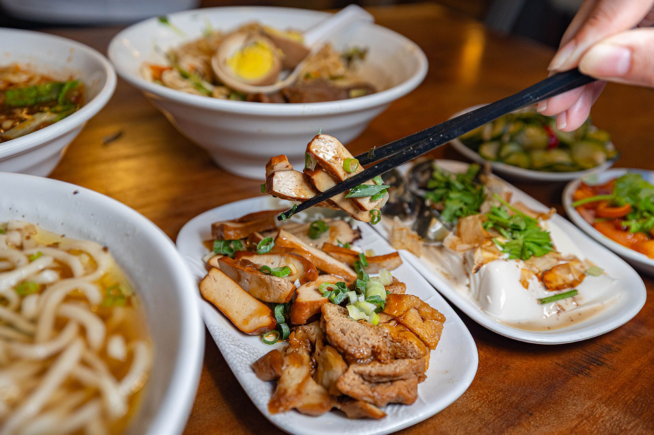 脂硯齋牛肉麵 桃園超好吃隱藏版牛肉麵!每日4小時慢火牛肉精燉,大塊牛超濃郁湯頭一吃上癮的桃園小吃,2026桃園大園美食推薦 52 脂硯齋牛肉麵 桃園超好吃隱藏版牛肉麵!每日4小時慢火牛肉精燉,大塊牛超濃郁湯頭一吃上癮的桃園小吃,2026桃園大園美食推薦 51