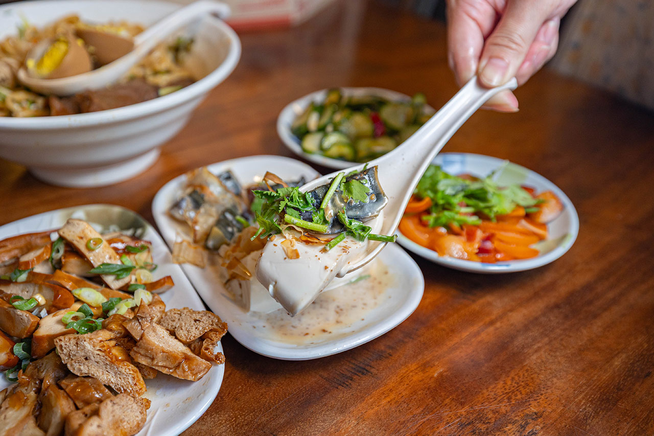 脂硯齋牛肉麵 桃園超好吃隱藏版牛肉麵!每日4小時慢火牛肉精燉,大塊牛超濃郁湯頭一吃上癮的桃園小吃,2026桃園大園美食推薦 58 脂硯齋牛肉麵 桃園超好吃隱藏版牛肉麵!每日4小時慢火牛肉精燉,大塊牛超濃郁湯頭一吃上癮的桃園小吃,2026桃園大園美食推薦 57