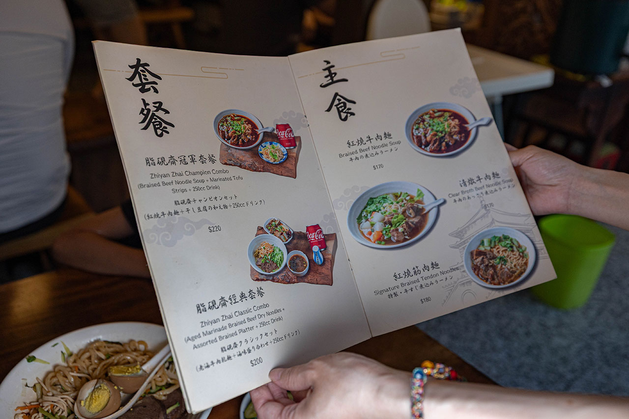 脂硯齋牛肉麵 桃園超好吃隱藏版牛肉麵!每日4小時慢火牛肉精燉,大塊牛超濃郁湯頭一吃上癮的桃園小吃,2026桃園大園美食推薦 14 脂硯齋牛肉麵 桃園超好吃隱藏版牛肉麵!每日4小時慢火牛肉精燉,大塊牛超濃郁湯頭一吃上癮的桃園小吃,2026桃園大園美食推薦 13