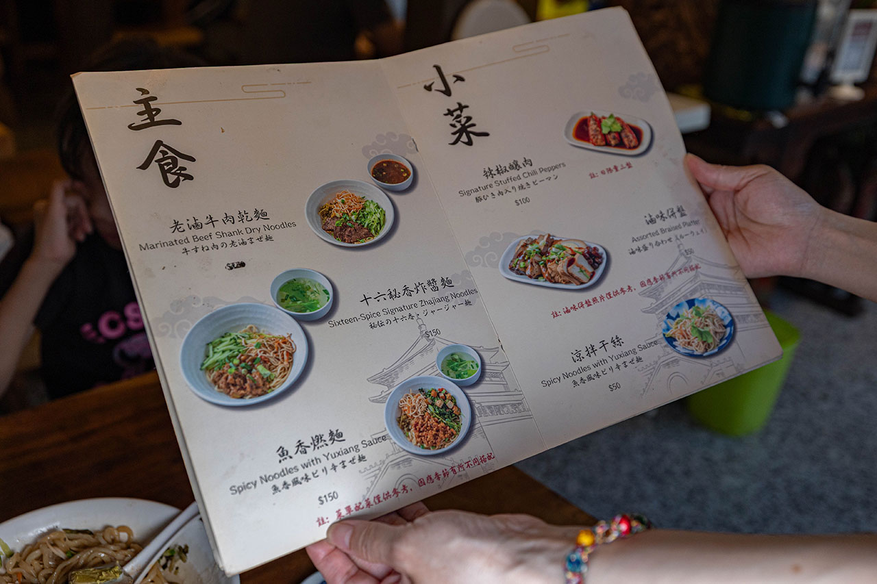 脂硯齋牛肉麵 桃園超好吃隱藏版牛肉麵!每日4小時慢火牛肉精燉,大塊牛超濃郁湯頭一吃上癮的桃園小吃,2026桃園大園美食推薦 16 脂硯齋牛肉麵 桃園超好吃隱藏版牛肉麵!每日4小時慢火牛肉精燉,大塊牛超濃郁湯頭一吃上癮的桃園小吃,2026桃園大園美食推薦 15