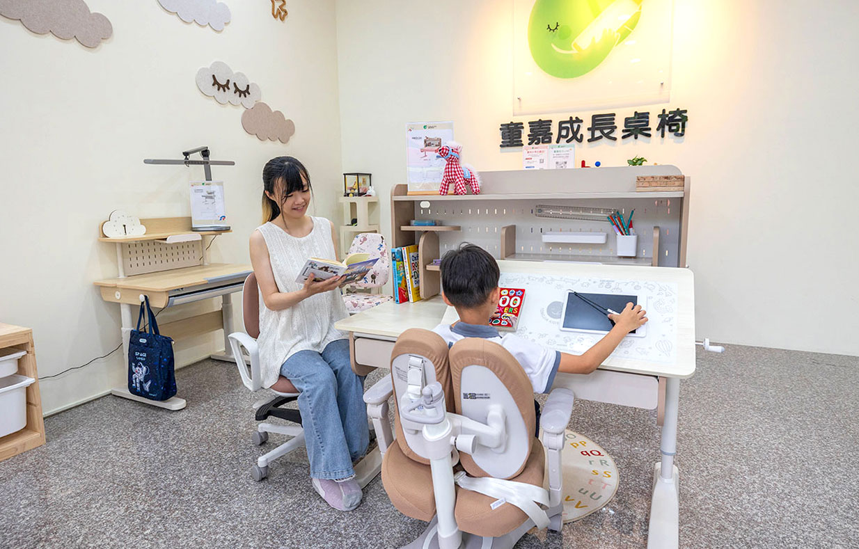兒童家具推薦 》童嘉成長桌椅讓孩子愛上學習!全職媽咪實地開箱:親手摸到極致作工細節與頂規包覆材質,打造自主專注的舒適空間! 208 兒童家具推薦 》童嘉成長桌椅讓孩子愛上學習!全職媽咪實地開箱:親手摸到極致作工細節與頂規包覆材質,打造自主專注的舒適空間! 207