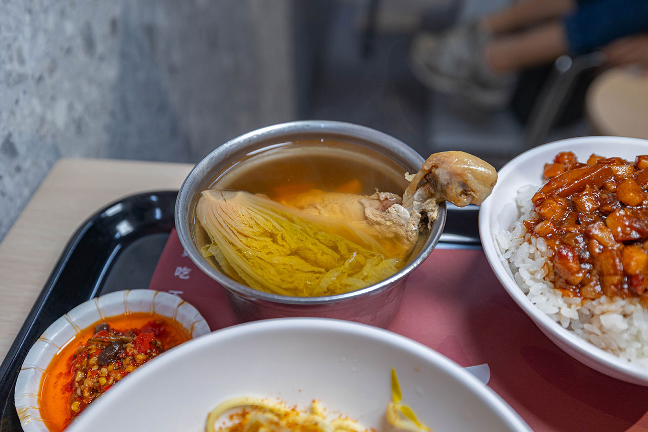 好肉燥｜最新台中黎明路美食報到！超濃厚黑金肉燥飯，特製青醬拌麵、皮蛋拌麵，2026台中南屯小吃推薦！ 45