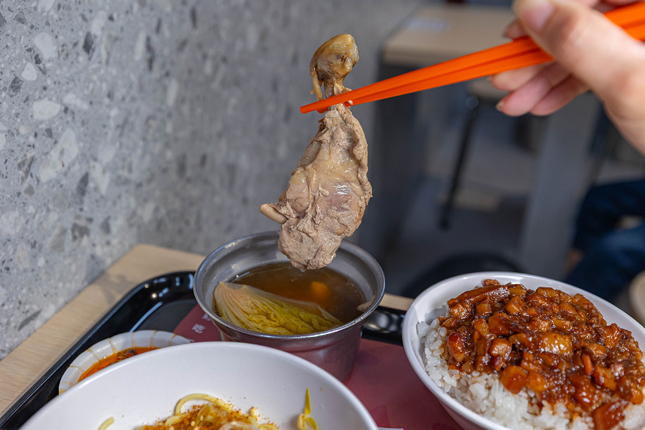 好肉燥｜最新台中黎明路美食報到！超濃厚黑金肉燥飯，特製青醬拌麵、皮蛋拌麵，2026台中南屯小吃推薦！ 47