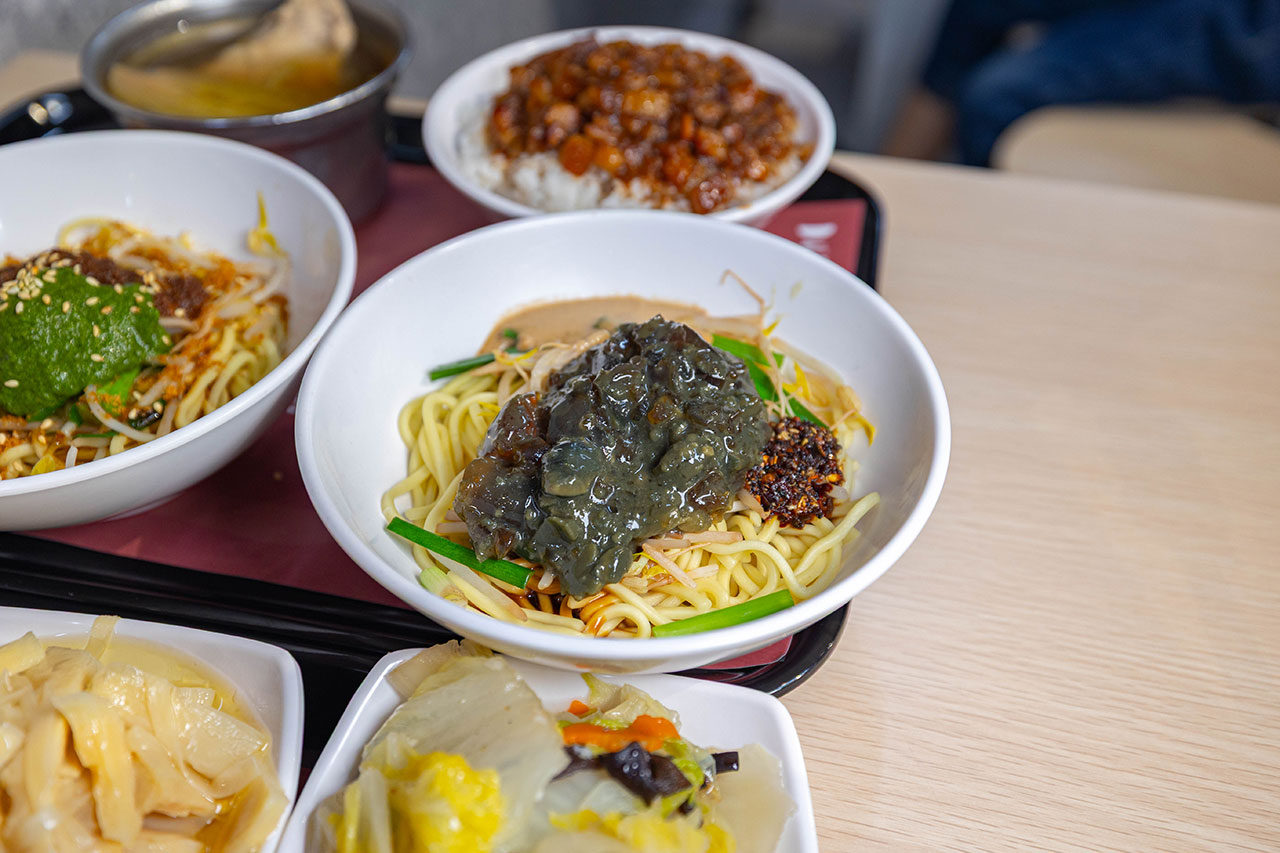 好肉燥｜最新台中黎明路美食報到！超濃厚黑金肉燥飯，特製青醬拌麵、皮蛋拌麵，2026台中南屯小吃推薦！ 25