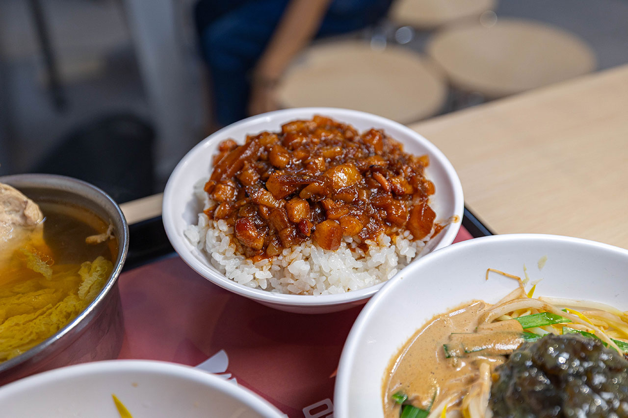 好肉燥｜最新台中黎明路美食報到！超濃厚黑金肉燥飯，特製青醬拌麵、皮蛋拌麵，2026台中南屯小吃推薦！ 15