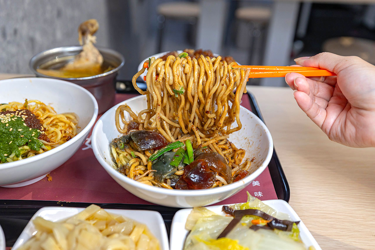 好肉燥｜最新台中黎明路美食報到！超濃厚黑金肉燥飯，特製青醬拌麵、皮蛋拌麵，2026台中南屯小吃推薦！ 27