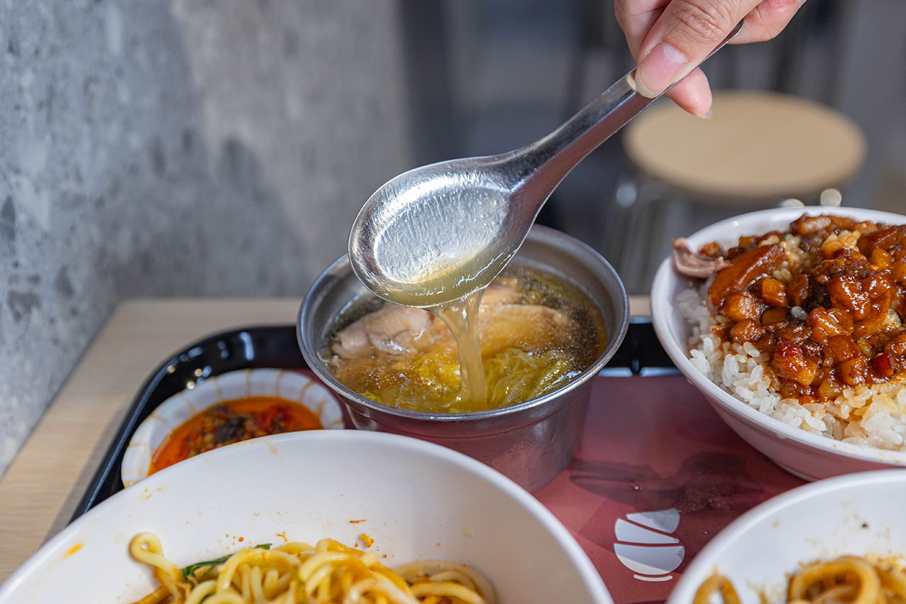 好肉燥｜最新台中黎明路美食報到！超濃厚黑金肉燥飯，特製青醬拌麵、皮蛋拌麵，2026台中南屯小吃推薦！ 51