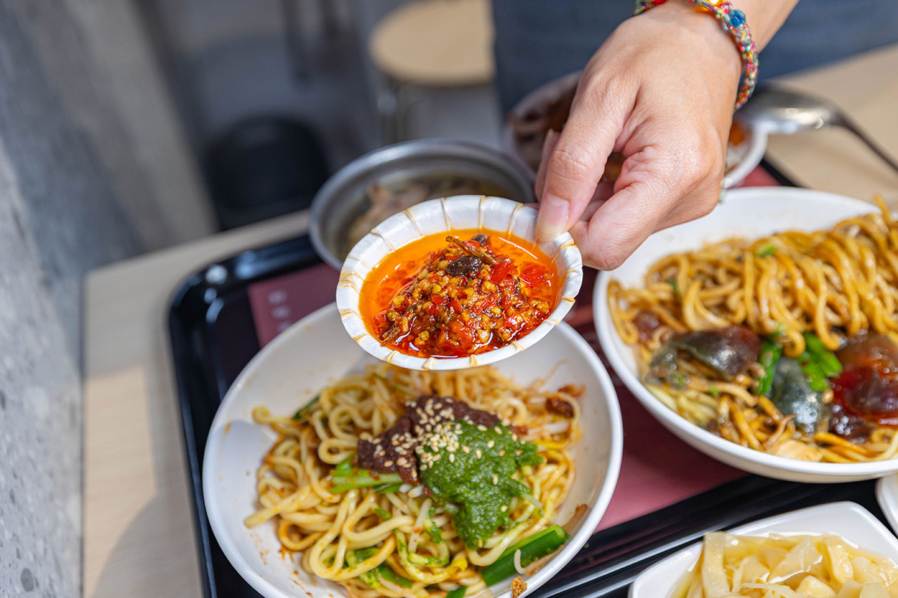 好肉燥｜最新台中黎明路美食報到！超濃厚黑金肉燥飯，特製青醬拌麵、皮蛋拌麵，2026台中南屯小吃推薦！ 21