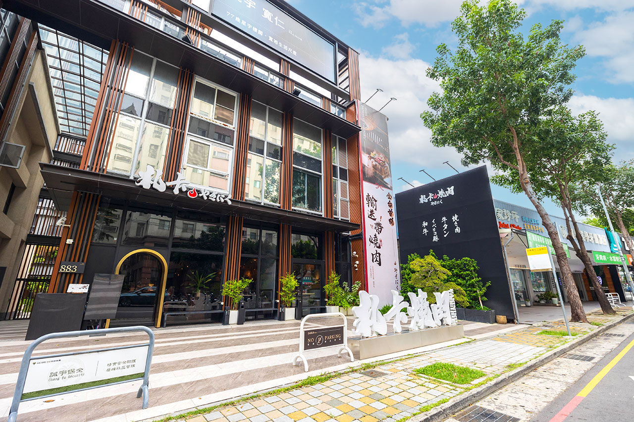 札卡燒肉南屯店｜被燒肉耽誤的高級日本料理？壽司之神御用海苔×桌邊代烤和牛，焦糖烏魚子蟹膏、啢男聯名甜點，台中南屯聚餐約會新天花板！ 1