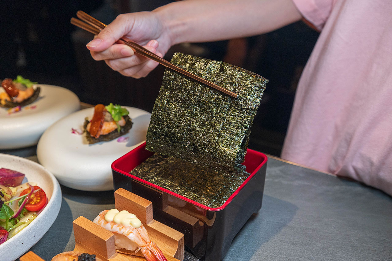 札卡燒肉南屯店｜被燒肉耽誤的高級日本料理？壽司之神御用海苔×桌邊代烤和牛，焦糖烏魚子蟹膏、啢男聯名甜點，台中南屯聚餐約會新天花板！ 13