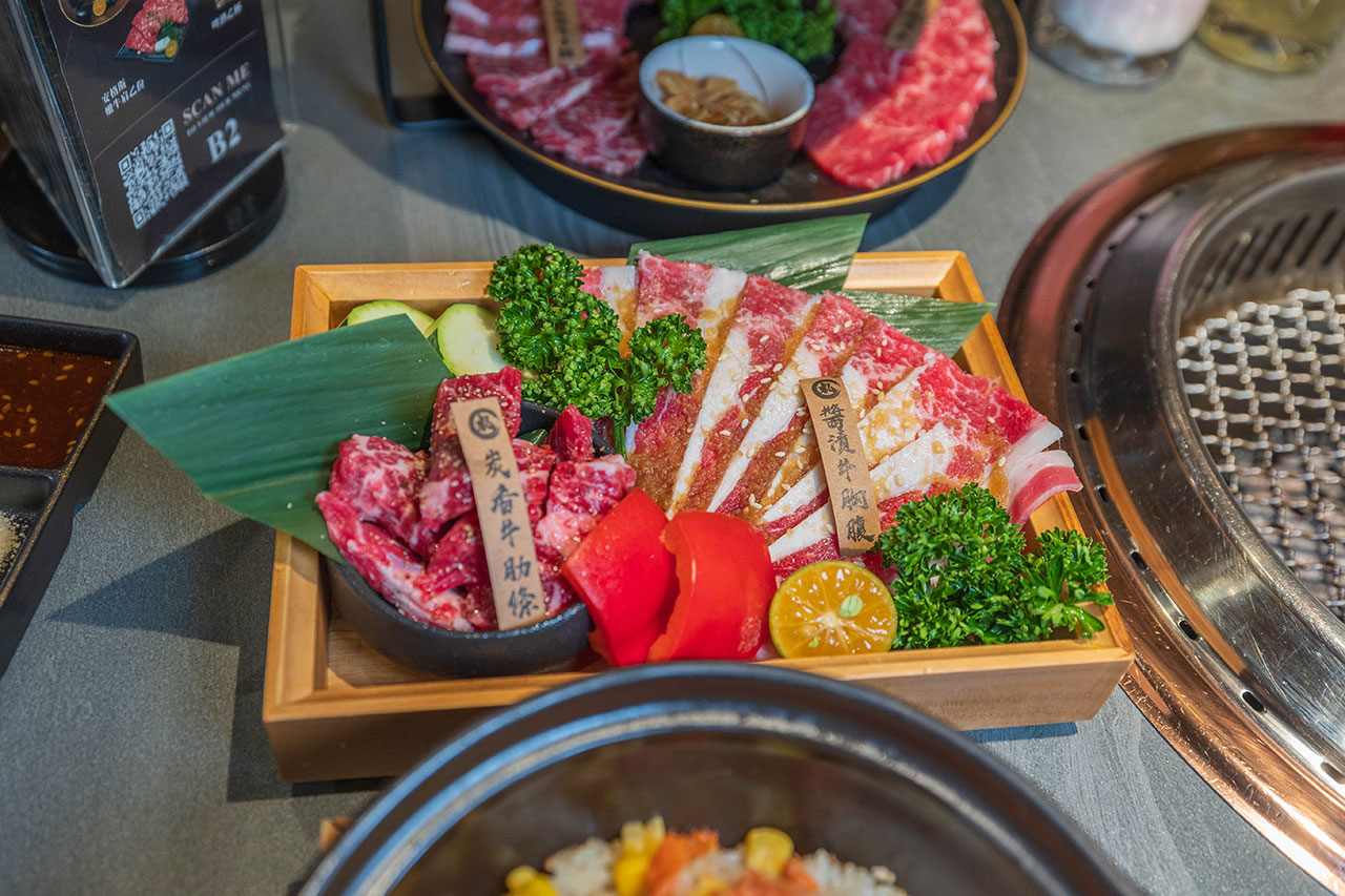 札卡燒肉南屯店｜被燒肉耽誤的高級日本料理？壽司之神御用海苔×桌邊代烤和牛，焦糖烏魚子蟹膏、啢男聯名甜點，台中南屯聚餐約會新天花板！ 43
