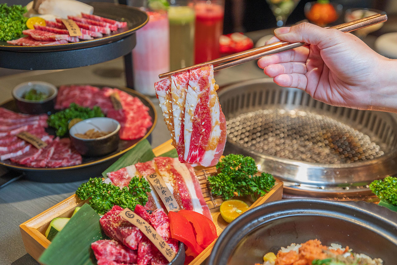 札卡燒肉南屯店｜被燒肉耽誤的高級日本料理？壽司之神御用海苔×桌邊代烤和牛，焦糖烏魚子蟹膏、啢男聯名甜點，台中南屯聚餐約會新天花板！ 45