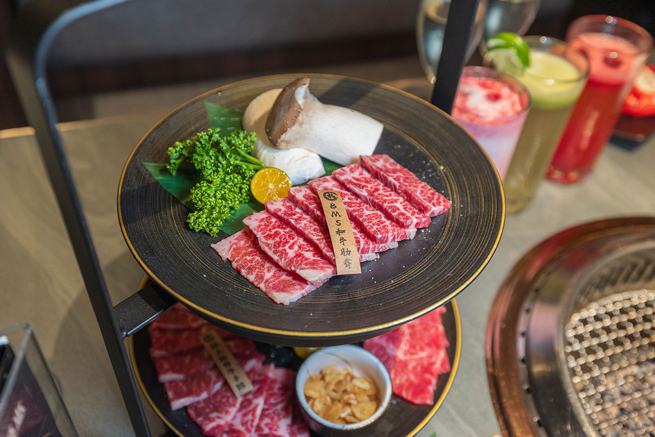 札卡燒肉南屯店｜被燒肉耽誤的高級日本料理？壽司之神御用海苔×桌邊代烤和牛，焦糖烏魚子蟹膏、啢男聯名甜點，台中南屯聚餐約會新天花板！ 57