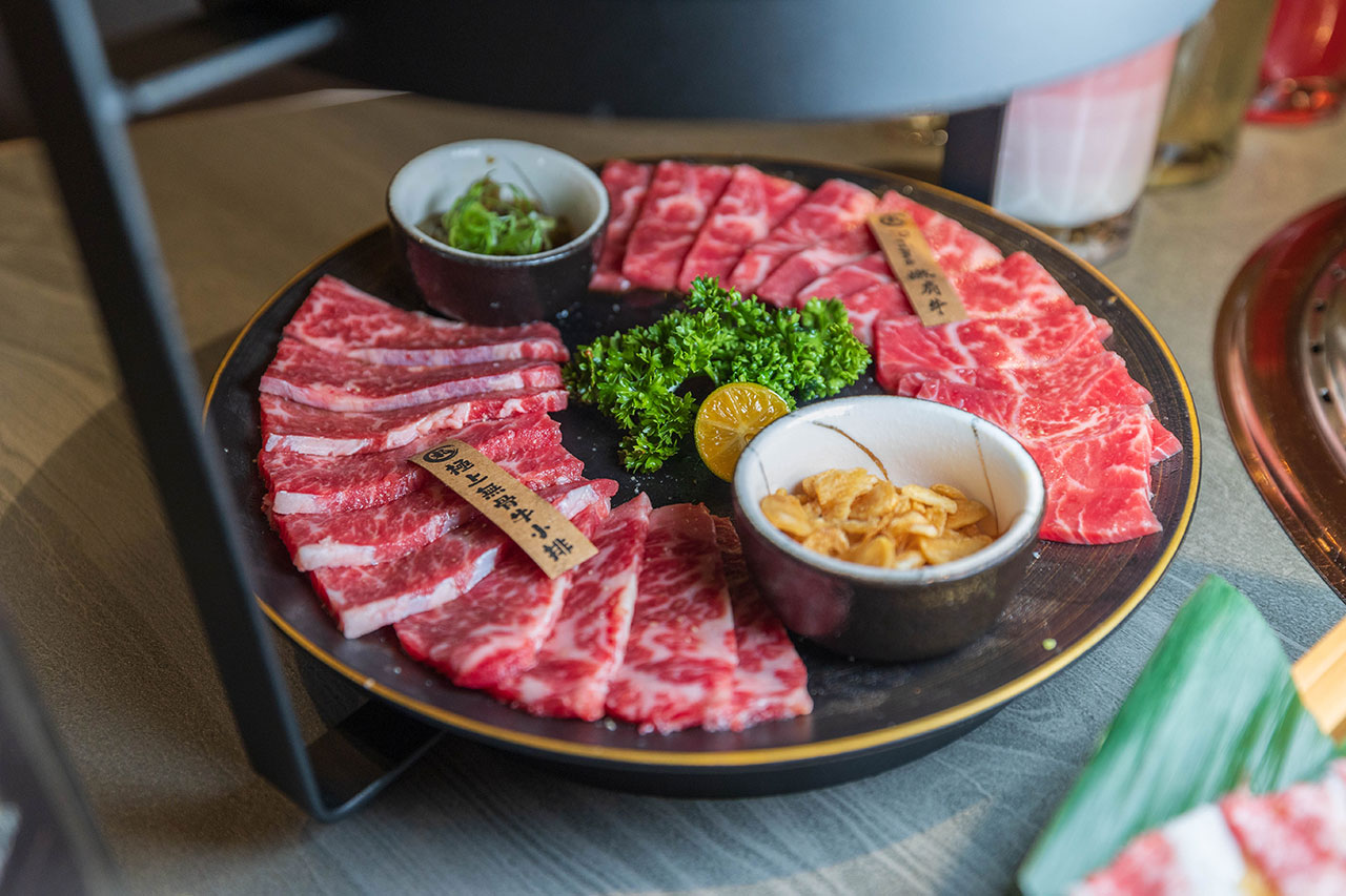 札卡燒肉南屯店｜被燒肉耽誤的高級日本料理？壽司之神御用海苔×桌邊代烤和牛，焦糖烏魚子蟹膏、啢男聯名甜點，台中南屯聚餐約會新天花板！ 63