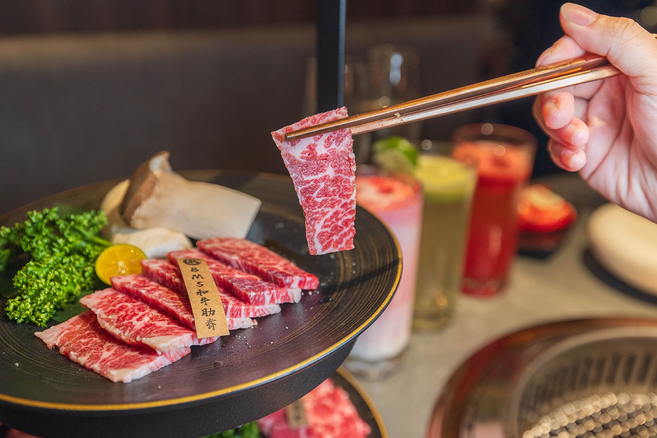 札卡燒肉南屯店｜被燒肉耽誤的高級日本料理？壽司之神御用海苔×桌邊代烤和牛，焦糖烏魚子蟹膏、啢男聯名甜點，台中南屯聚餐約會新天花板！ 59
