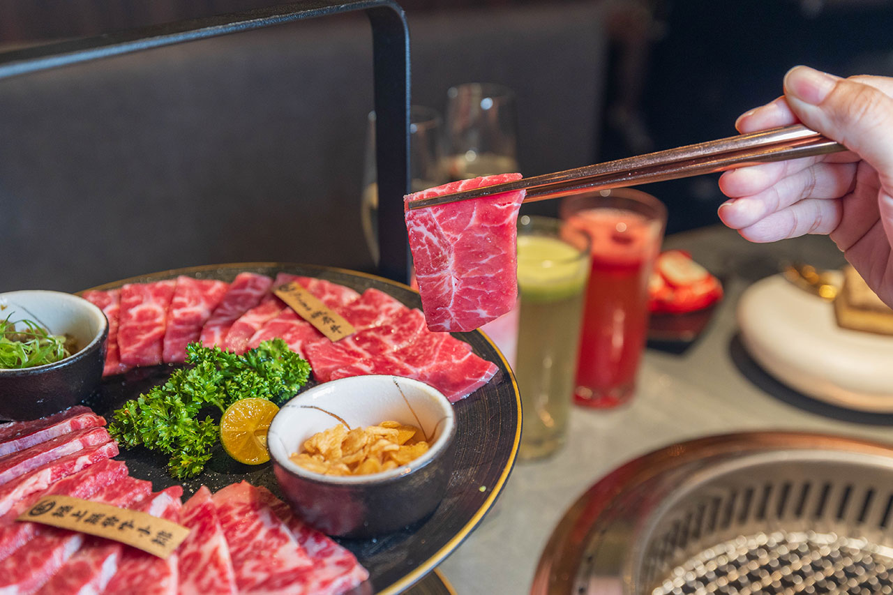 札卡燒肉南屯店｜被燒肉耽誤的高級日本料理？壽司之神御用海苔×桌邊代烤和牛，焦糖烏魚子蟹膏、啢男聯名甜點，台中南屯聚餐約會新天花板！ 65