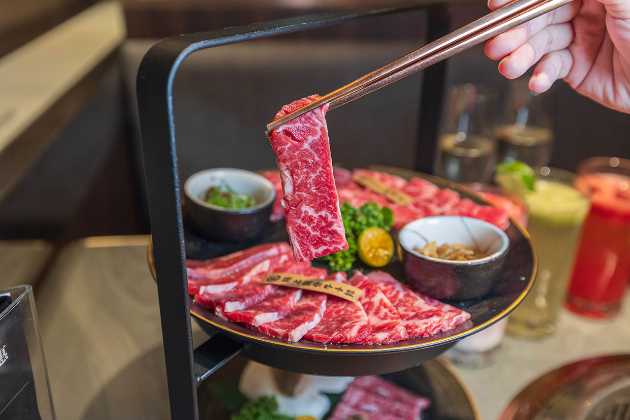札卡燒肉南屯店｜被燒肉耽誤的高級日本料理？壽司之神御用海苔×桌邊代烤和牛，焦糖烏魚子蟹膏、啢男聯名甜點，台中南屯聚餐約會新天花板！ 69
